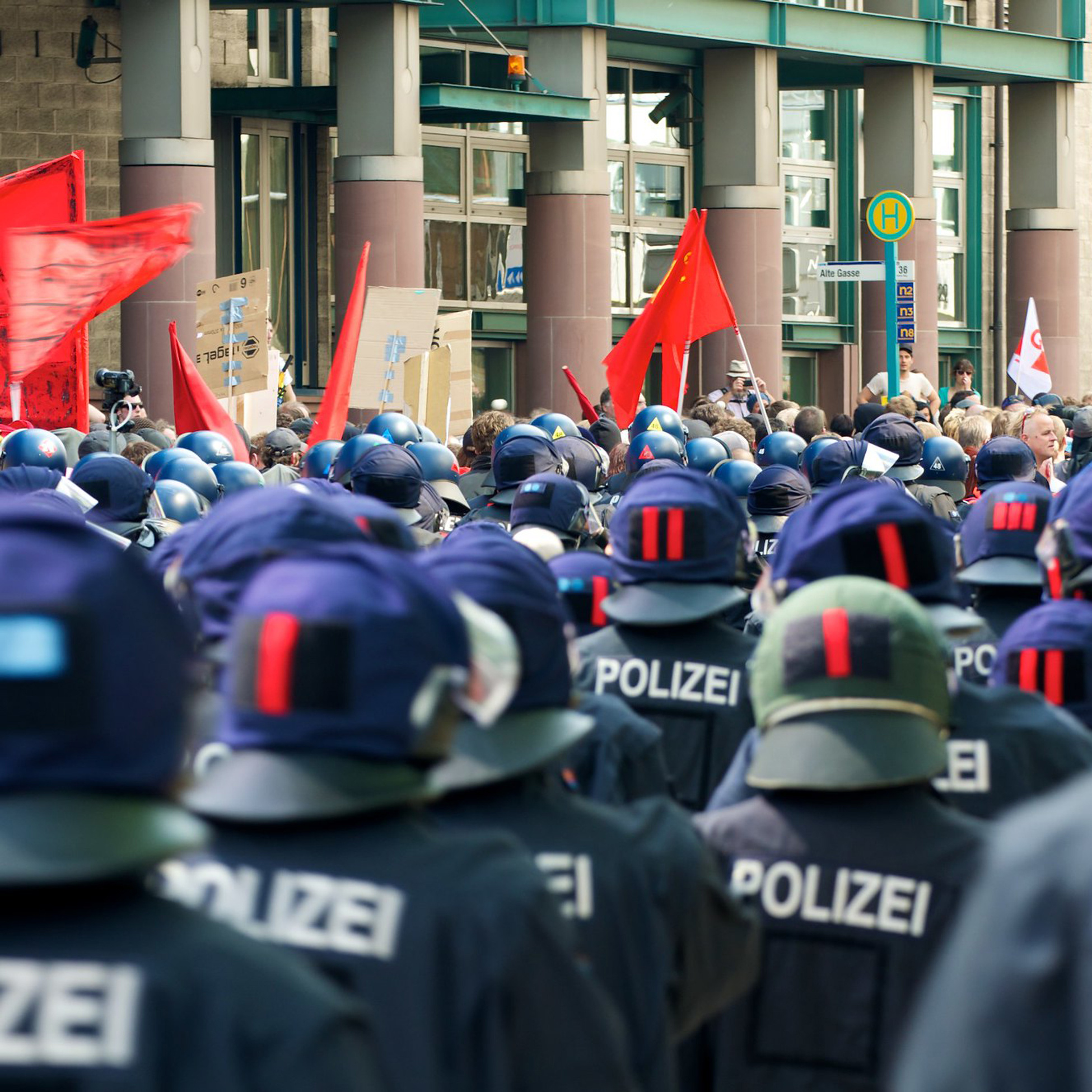 Versammlungsfreiheit Gegen Gebühr? Die Polizei Bittet Zur Kasse ...